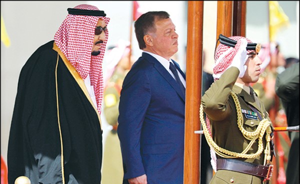 خادم الحرمين الملك سلمان بن عبدالعزيز وملك الأردن عبدالله الثاني يستعرضان حرس الشرف في عمّان 		        (رويترز)