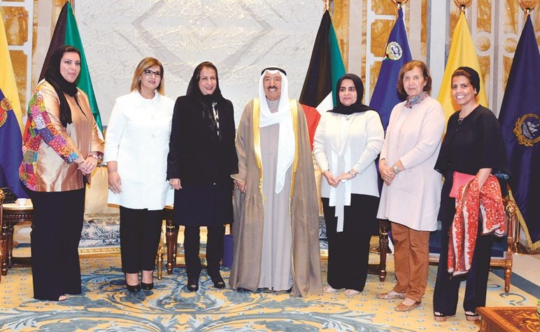 صاحب السمو الامير الشيخ صباح الاحمد خلال استقباله عددا من المواطنات ﻿