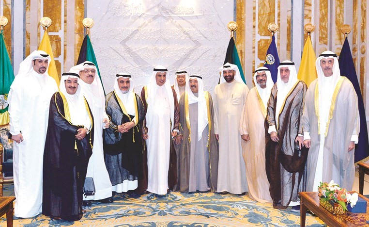 صاحب السمو الامير الشيخ صباح الاحمد خلال لقائه صالح الفضالة وعددا من المواطنين ﻿