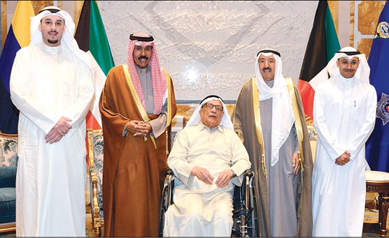 صاحب السمو الأمير الشيخ صباح الأحمد لدى استقباله د.صالح العجيري بحضور سمو ولي العهد الشيخ نواف الأحمد