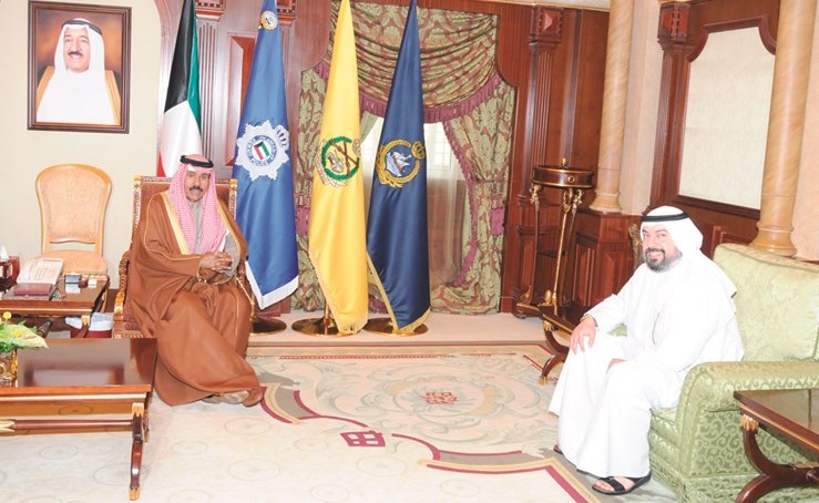 سمو ولي العهد خلال استقباله الشيخ طلال الفهد ﻿