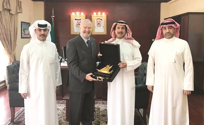  سام زاخم اثناء لقائه السفير الشيخ عزام الصباح ﻿