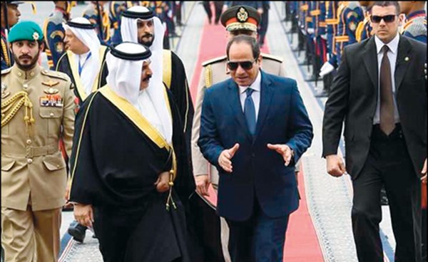 الرئيس المصري عبدالفتاح السيسي مستقبلا عاهل البحرين  الملك حمد بن عيسى آل خليفة في القاهرة امس