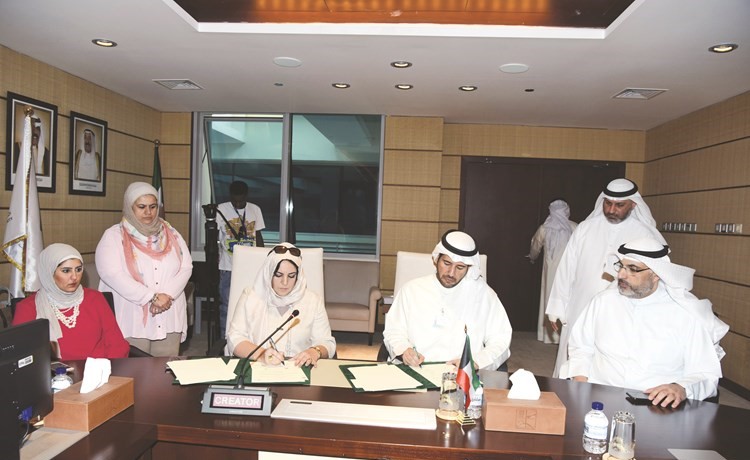 الشيخ عبدالله الأحمد ووجدان العقاب يوقعان الاتفاقية ﻿