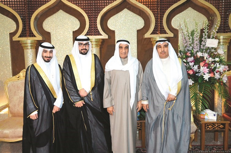 عبدالعزيز المشاري يبارك للمعرسين ووالدهما الزميل عبدالعزيز الفضلي
﻿
