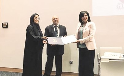 د.سكينة مراد تتسلم تكريمها﻿