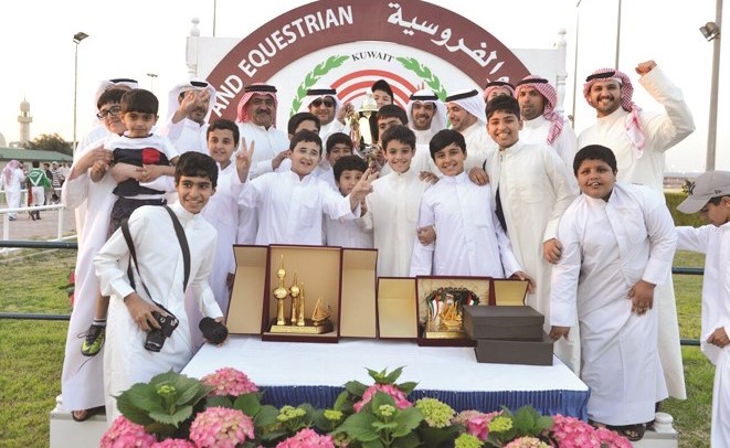  الشيخ عبدالله السلمان يسلم الكأس الى مبارك العتيبي﻿