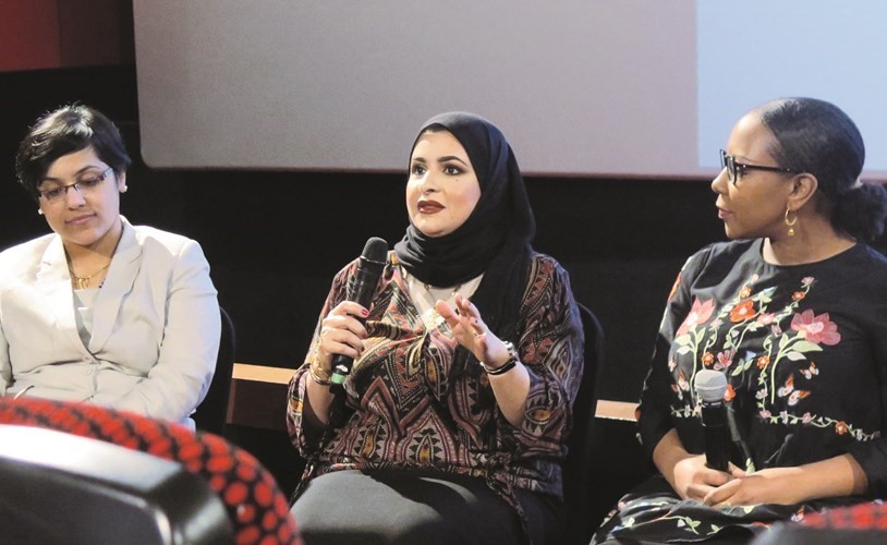 الموظفات المشاركات في الحلقة النقاشية من اليمين دانيال دورسينفيل ودينا الشارخ وآشا بيبي ﻿
