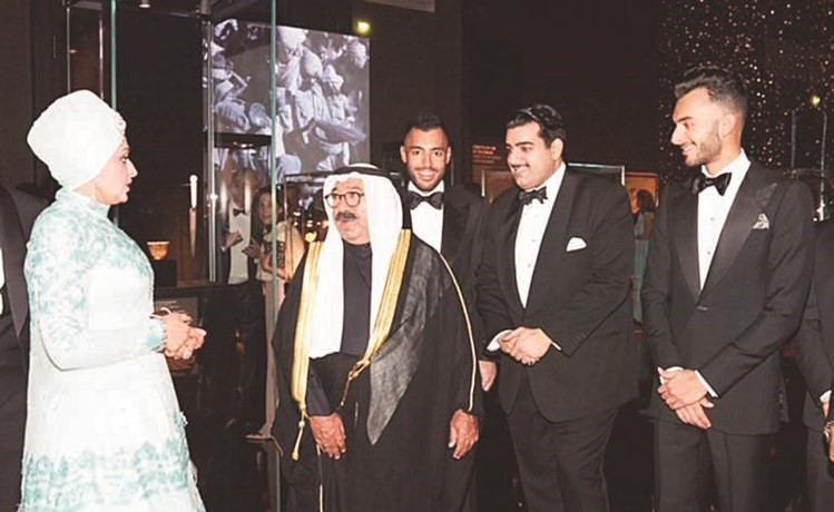 الشيخ ناصر صباح الأحمد والشيخ حمد آل ثاني خلال الجولة في المعرض﻿