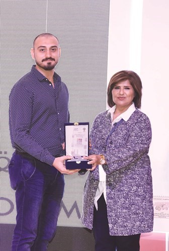تكريم الأنباء ويتسلم الدرع التذكارية الزميل عبدالرحمن خالد ﻿