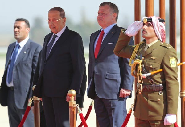 .. ومستقبلا الرئيس اللبناني العماد ميشال عون    	(ا.ف.پ)