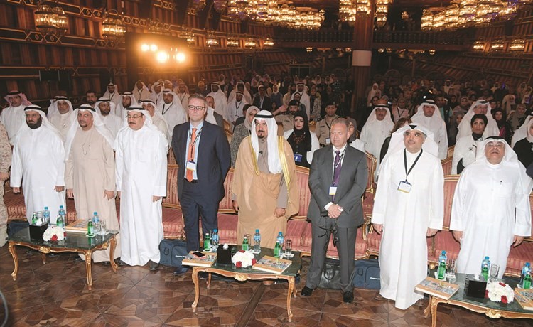 الشيخ احمد العبد الله وم.قصي الشطي ومساعد العسعوسي خلال افتتاح المؤتمر	 (محمد هاشم)﻿
