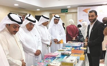 عبد المحسن الحويلة وفيصل مقصيد خلال جولة بالمعرض ﻿