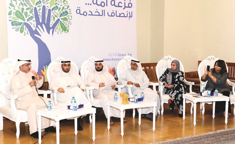 د.خليل عبدالله ومحمد الدلال ود.محمد الحويلة مع الحضور في الندوة ﻿