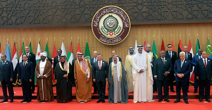 صاحب السمو الأمير الشيخ صباح الأحمد في صورة جماعية مع القادة العرب المشاركين في أعمال القمة العربية ال28 المنعقدة في الأردن