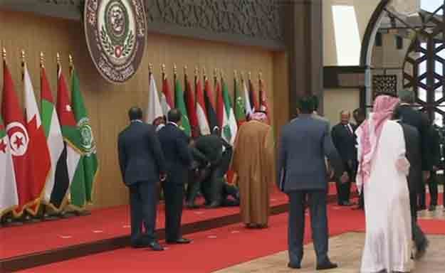 بالفيديو الرئيس اللبناني ميشيل عون يتعثر ويسقط قبل التقاط الصورة الجماعية في القمة العربية