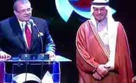 بالفيديو.. رجل أعمال يتبرع بثلث ثروته لفقراء مصر أثناء احتفال قناة المحور