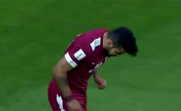 لقطة تمثيلية طريفة من لاعب قطري