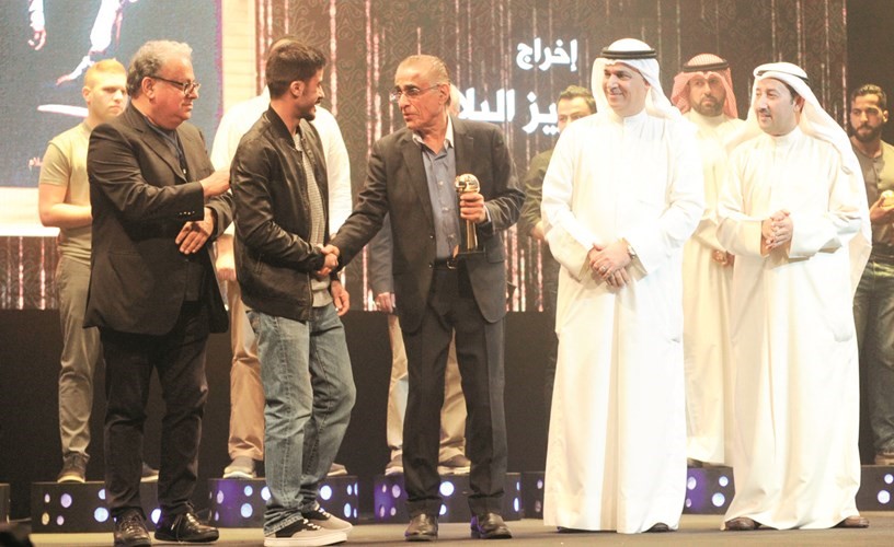 المخرج القدير خالد الصديق يسلم عبدالعزيز البلام جائزته﻿