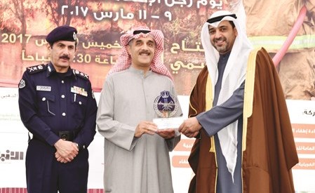 الشيخ محمد العبدالله والفريق خالد المكراد يكرمان عادل الصانع﻿