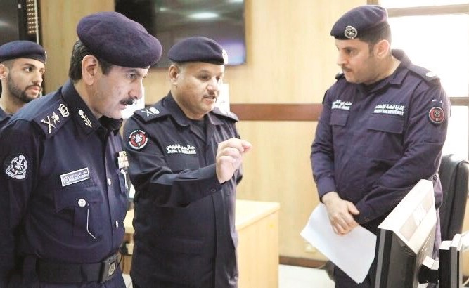 الفريق خالد المكراد يستمع الى شرح برنامج الاستعلام﻿