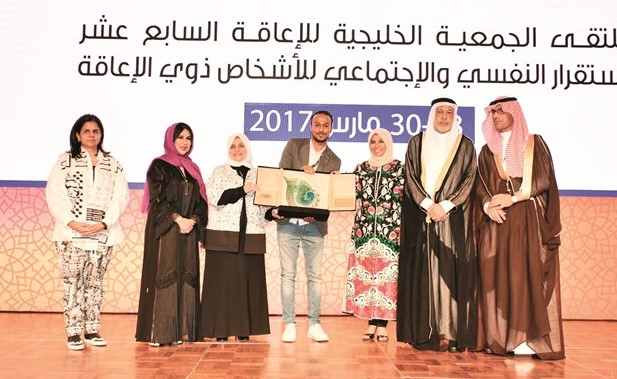 الزميل كريم طارق يتسلم تكريم الأنباء على هامش الملتقى ﻿