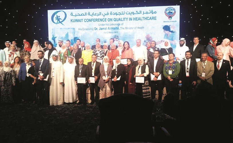 د. بثينة المضف متوسطة المكرمين خلال الاحتفال ﻿