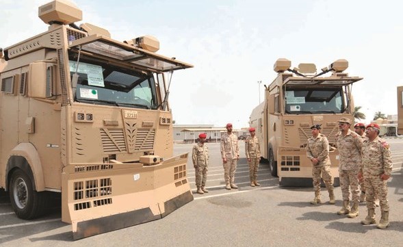 الفريق الركن عبدالله النواف والركن عادل الرجيب والعميد الركن لافي العازمي يستعرضون الآليات الحديثة﻿