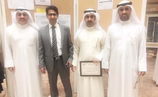  د.عدنان العلي والفريق المشارك من كلية الدراسات التجارية خلال يوم الملصق﻿