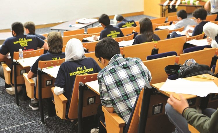 عدد من الطلبة خلال المسابقة ﻿