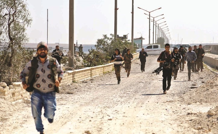 مدنيون ومسلحون اكراد يركضون للاحتماء من قذائف داعش على سد الفرات امس-(أ.ف.پ)﻿