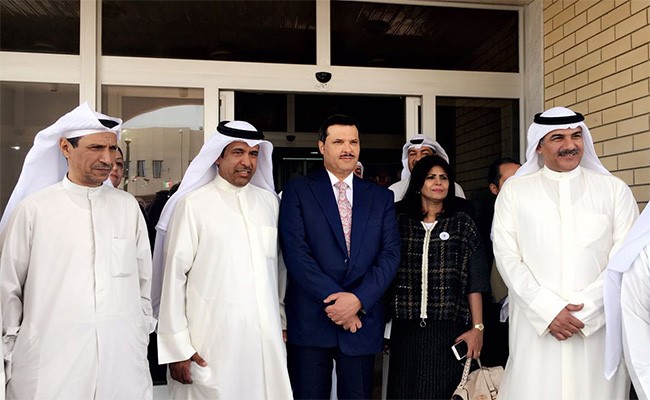 وزير الصحة يتفقد منطقة جابر الأحمد السكنية ويستمع لمتطلبات الأهالي