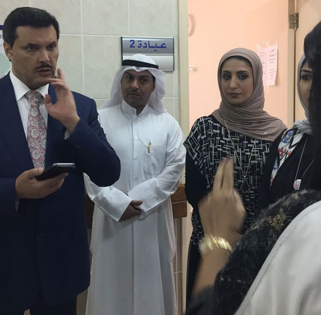 وزير الصحة يتفقد منطقة جابر الأحمد السكنية ويستمع لمتطلبات الأهالي