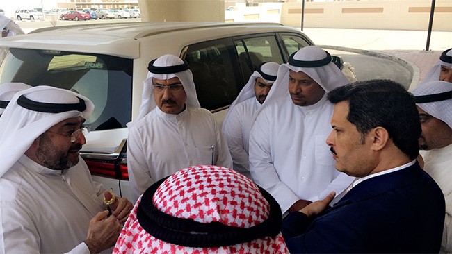 وزير الصحة يتفقد منطقة جابر الأحمد السكنية ويستمع لمتطلبات الأهالي