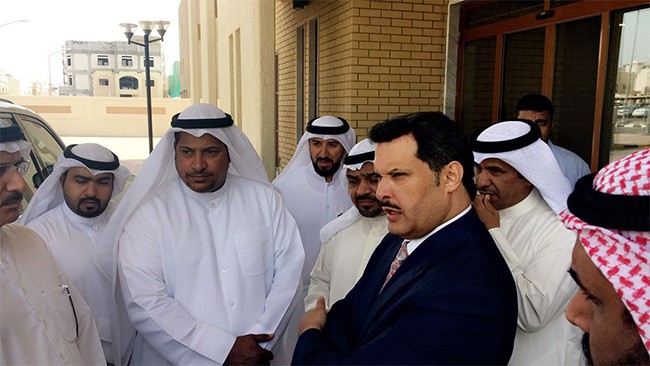 وزير الصحة خلال تفقده منطقة جابر الأحمد السكنية