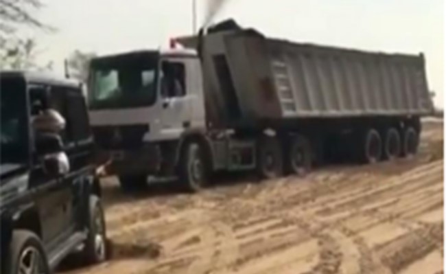 بالفيديو.. كيف تدخل ولي عهد دبي لسحب شاحنة عالقة في الرمال