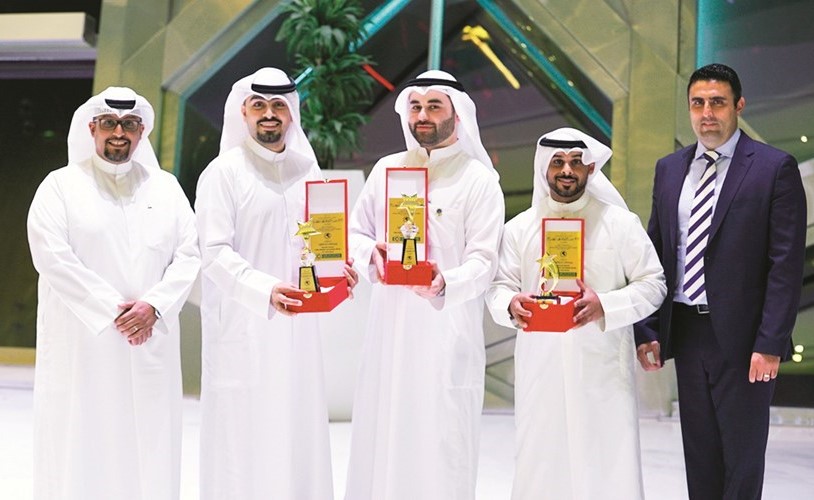 فريق العلاقات العامة في البنك مع الجوائز الثلاث﻿