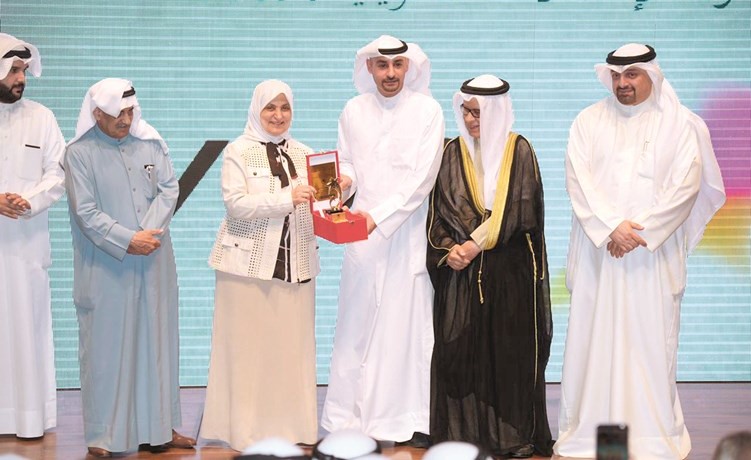 الصبيح تقدم درع الجائزة إلى المطيري﻿