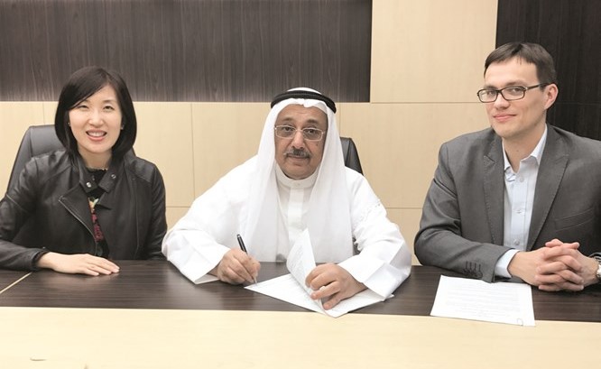 عادل اليوسفي متوسطا لوكاز فيروسكي وريبكا وانك خلال توقيع الاتفاقية﻿