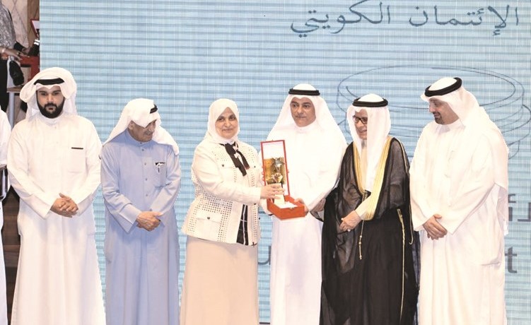 هند الصبيح تسلم جائزة بنك الائتمان إلى صلاح المضف﻿