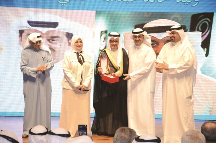 جائزة تميز زين يتسلمها وليد الخشتي﻿