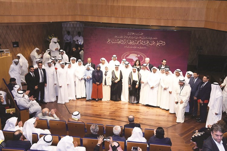 هند الصبيح وفهد المعجل وجمال النصرالله وبدر المديرس مع ممثلي الجهات الفائزة في المسابقة﻿