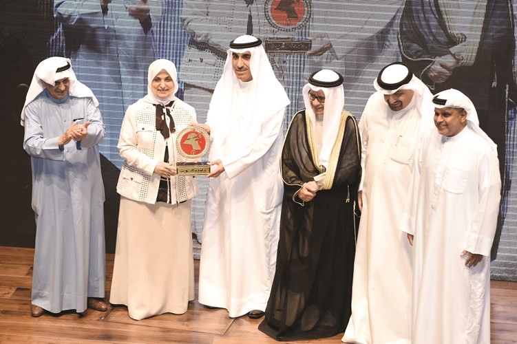 د. حسين الأنصاري يتسلم جائزة جامعة الكويت﻿