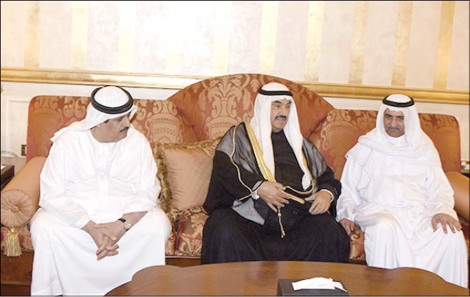 سمو الشيخ ناصر المحمد خلال تأديته واجب العزاء
