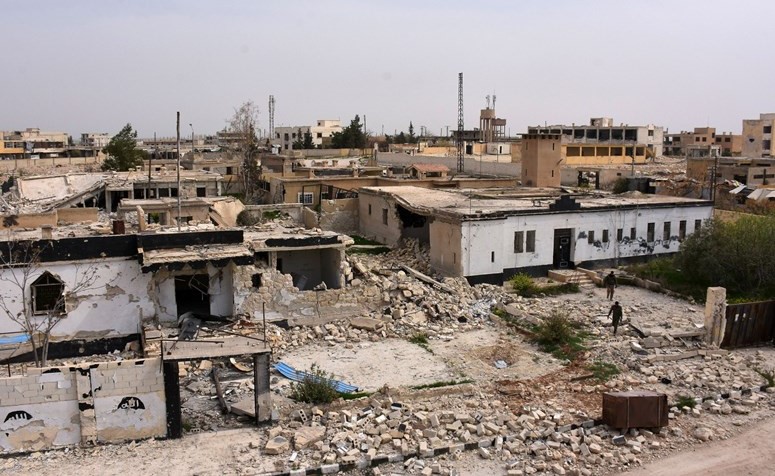 جانب من الدمار الذي لحق ببلدة دير حافر التي سيطرت عليها قوات النظام بعد انسحاب داعش في حلب(ا.ف.پ) ﻿