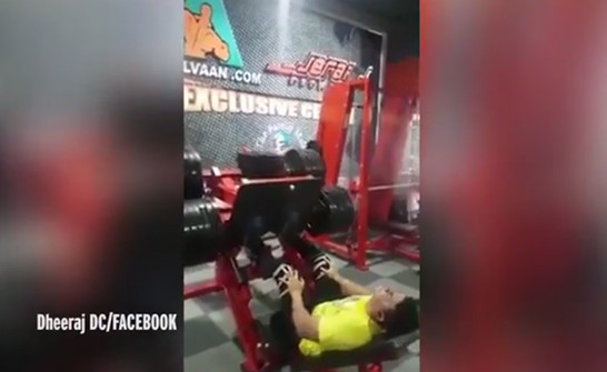 بالفيديو .. لحظات مروّعة .. حاول رفع أثقال بقدميه فوقع المحظور!
