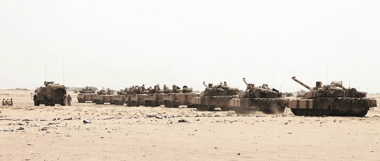 دبابات واليات للتحالف العربي منتشرة في محيط عدن لتامينها من الحوثيين﻿