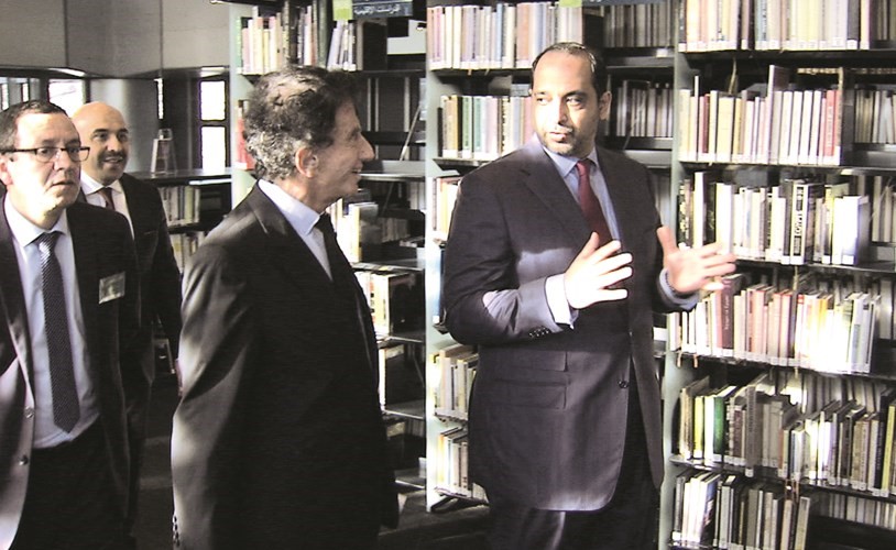 الشيخ محمد العبدالله خلال جولة في المكتبة ﻿