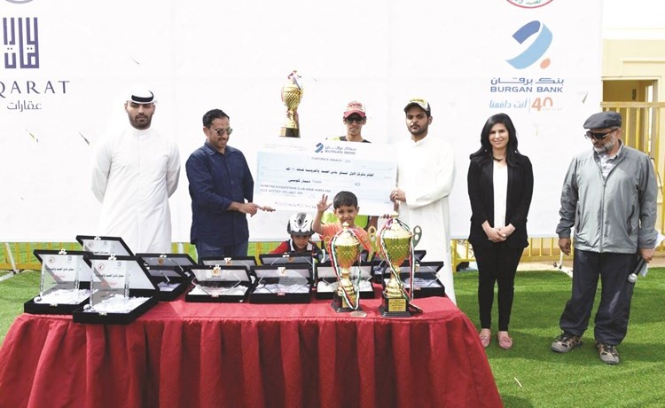 البنك يكرم صاحب المركز الأول ﻿