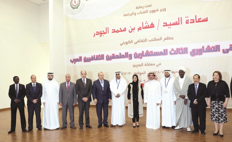 السفير الشيخ عزام الصباح متوسطا المشاركين في الملتقى﻿